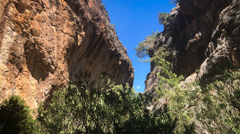 überhängende Felswand in der Lisos-Schlucht