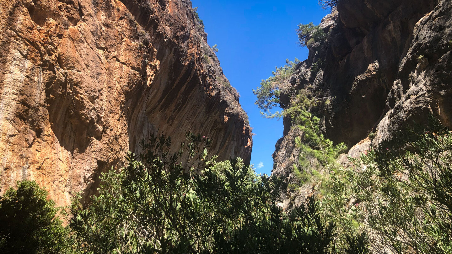 überhängende Felswand in der Lisos-Schlucht auf Kreta überhängende Felswand in der Lisos-Schlucht