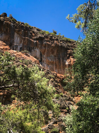 leuchtende Felswände entlang der Lisos-Schlucht