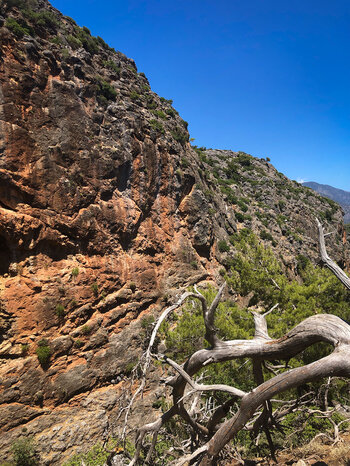 Felswände entlang der Lisos-Schlucht Wanderung