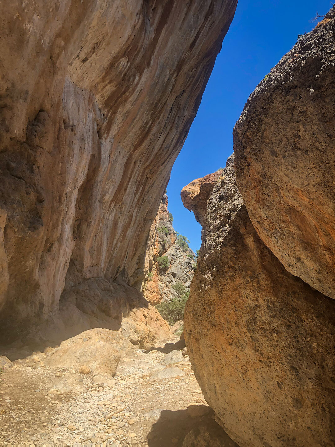 Wanderweg zwischen eindrucksvollen Felswänden in der Lisos-Schlucht eindrucksvolle Felswände in der Lisos-Schlucht