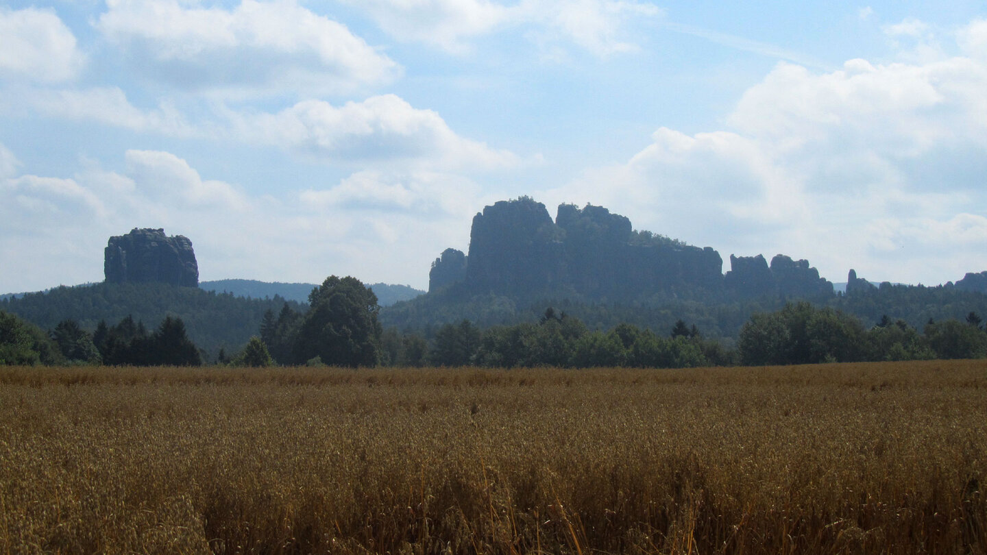 Silhouette von Falkenstein (links) und Schrammsteine (rechts) im Elbsandsteingebirge Falkenstein und Schrammsteine im Elbsandsteingebirge