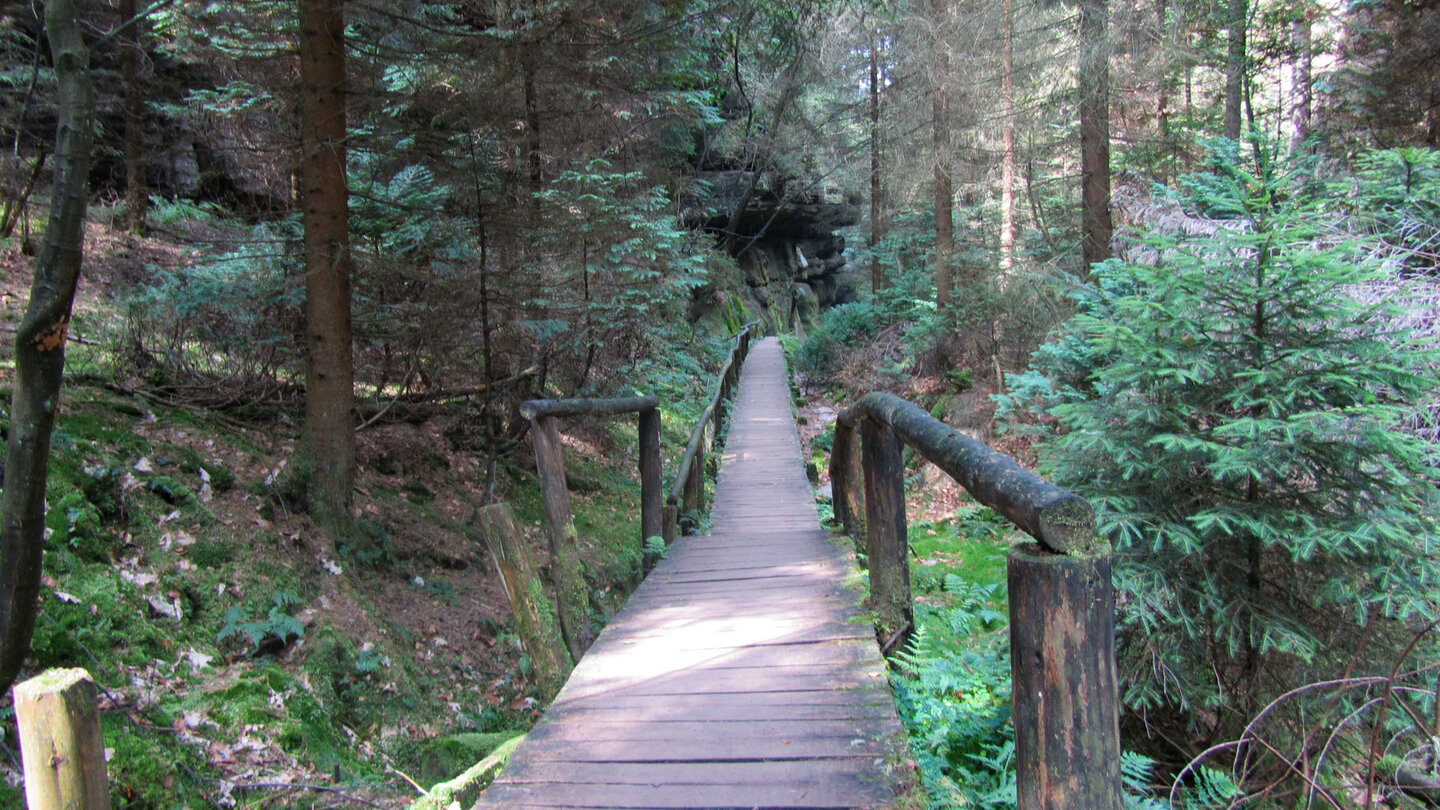 Bohlenweg zwischen den Sandsteinfelsen in der Sächsischen Schweiz Bohlenweg zwischen den Sandsteinfelsen