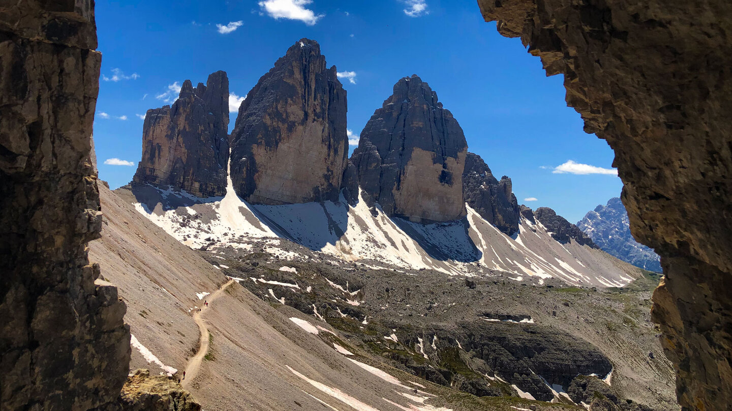 Blick aus einem Bergstollen