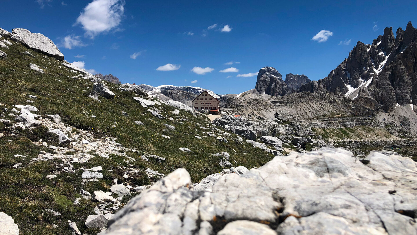 Blick auf die Drei-Zinnen-Hütte