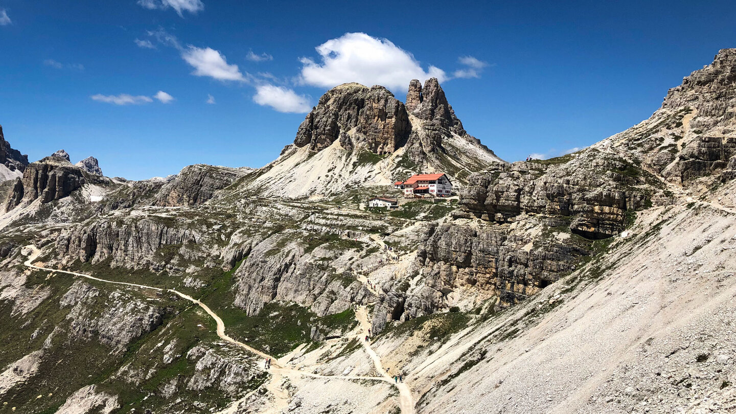Blick entlang des Wegs zurück auf die Drei Zinnen Hütte und den Toblinger Knoten