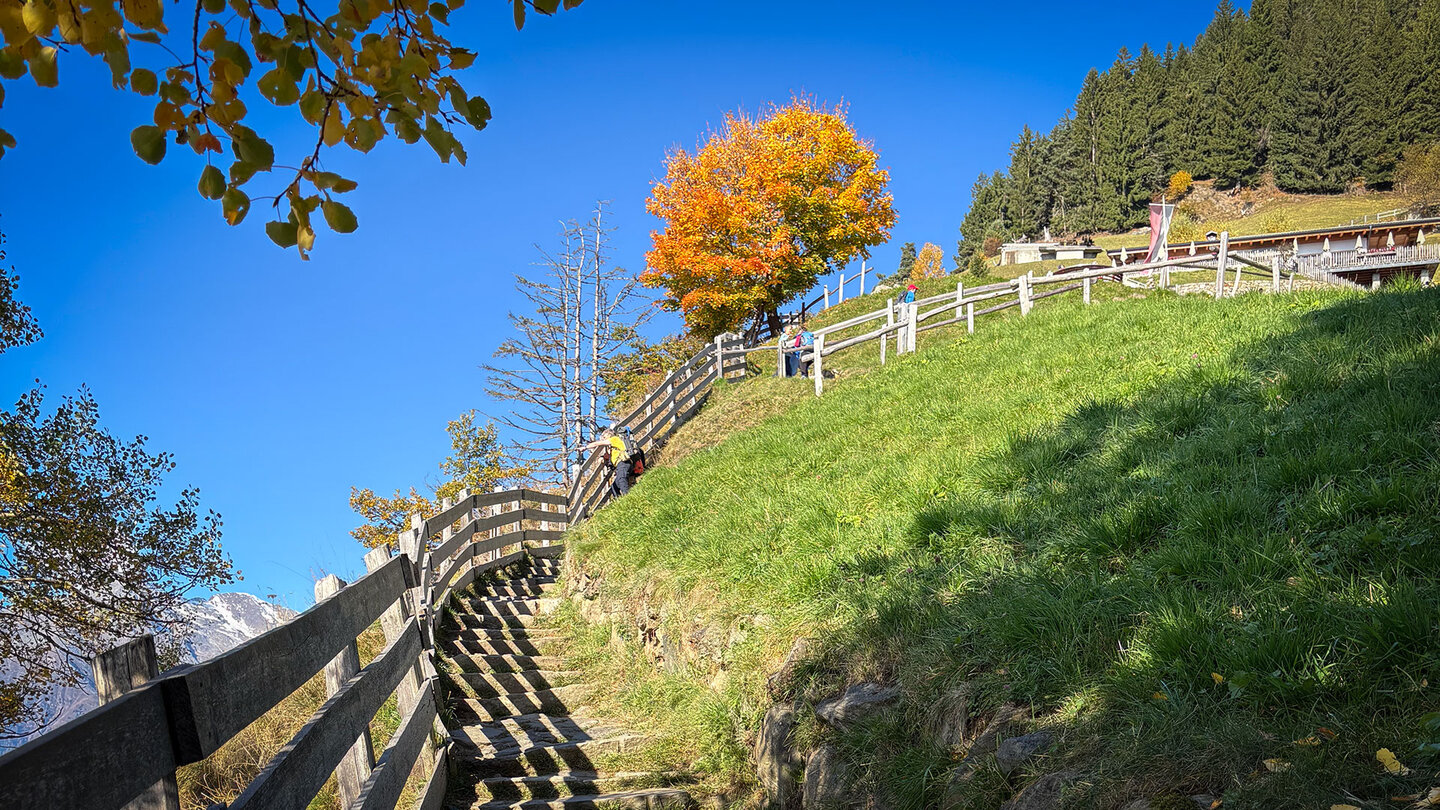 Steintreppen führen zum Aussichtspunkt Hochmuth