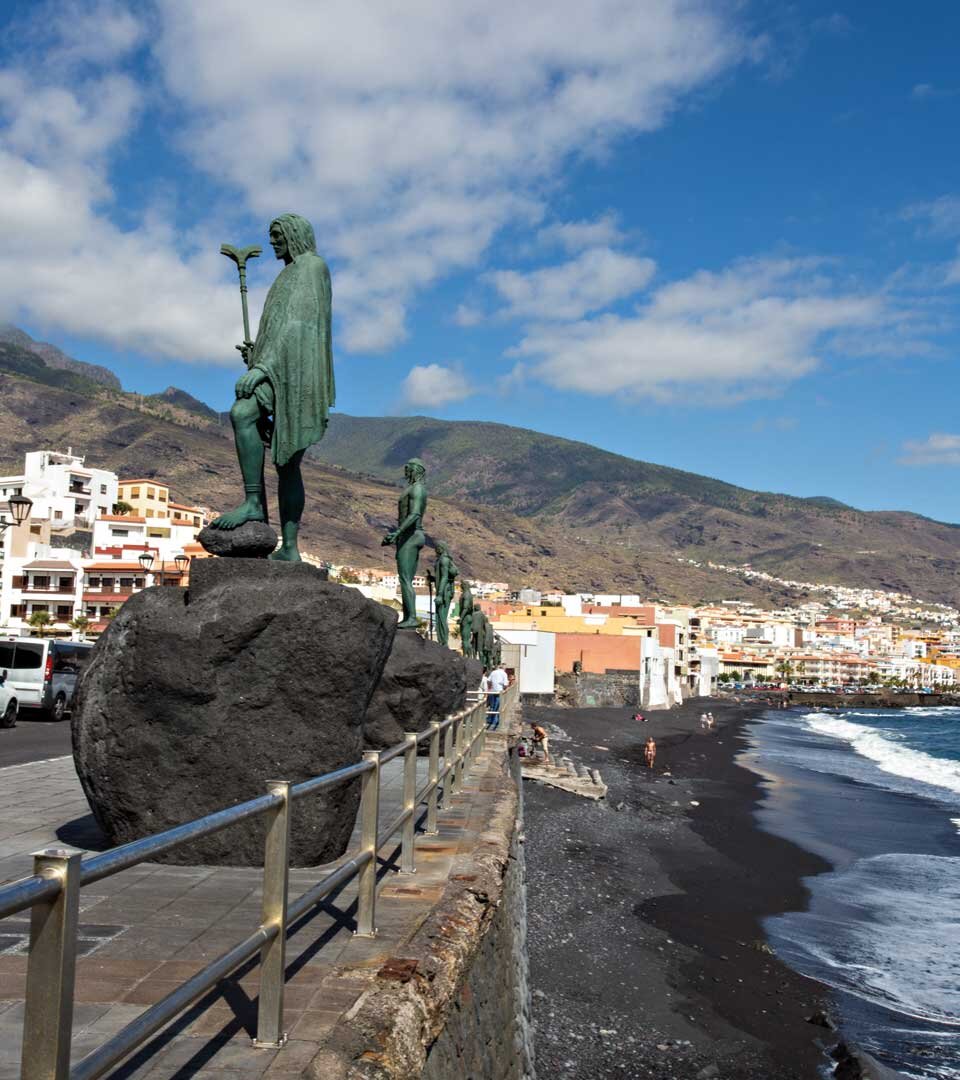 die Strandpromenade von Candelaria hinter der Plaza de la Patrona de Canarias auf Teneriffa die Strandpromenade von Candelaria auf Teneriffa