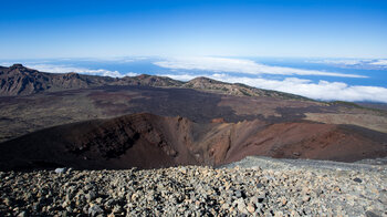 Blick über den Montaña Chahorra auf die Lavaabflüsse in die Caldera