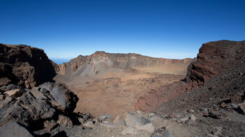 Einblick in den Vulkankrater des Pico Viejo entlang der Wanderung