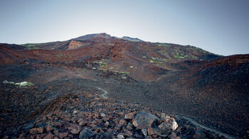 der Wanderweg 9 führt durch karges Vulkangebiet zu den Narices del Teide