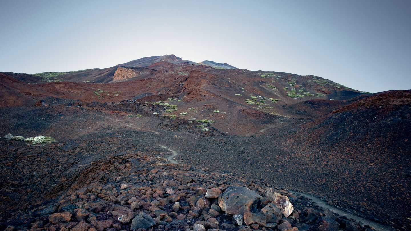 der Wanderweg 9 führt durch karges Vulkangebiet zu den Narices del Teide