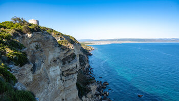 Torre de Tajo auf den Steilklippen im Naturpark Breña y Marismas del Barbate