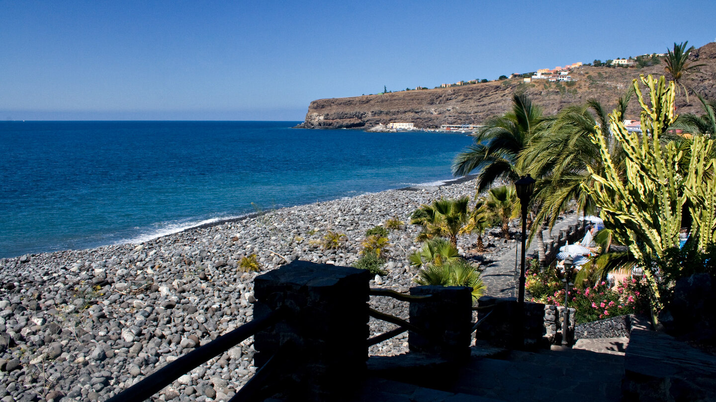 Blick entlang des Strands an der Playa de Santiago auf La Gomera