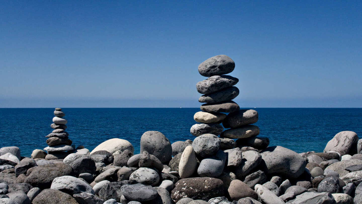 Steinstapel am Strand der Playa de Santiago auf La Gomera