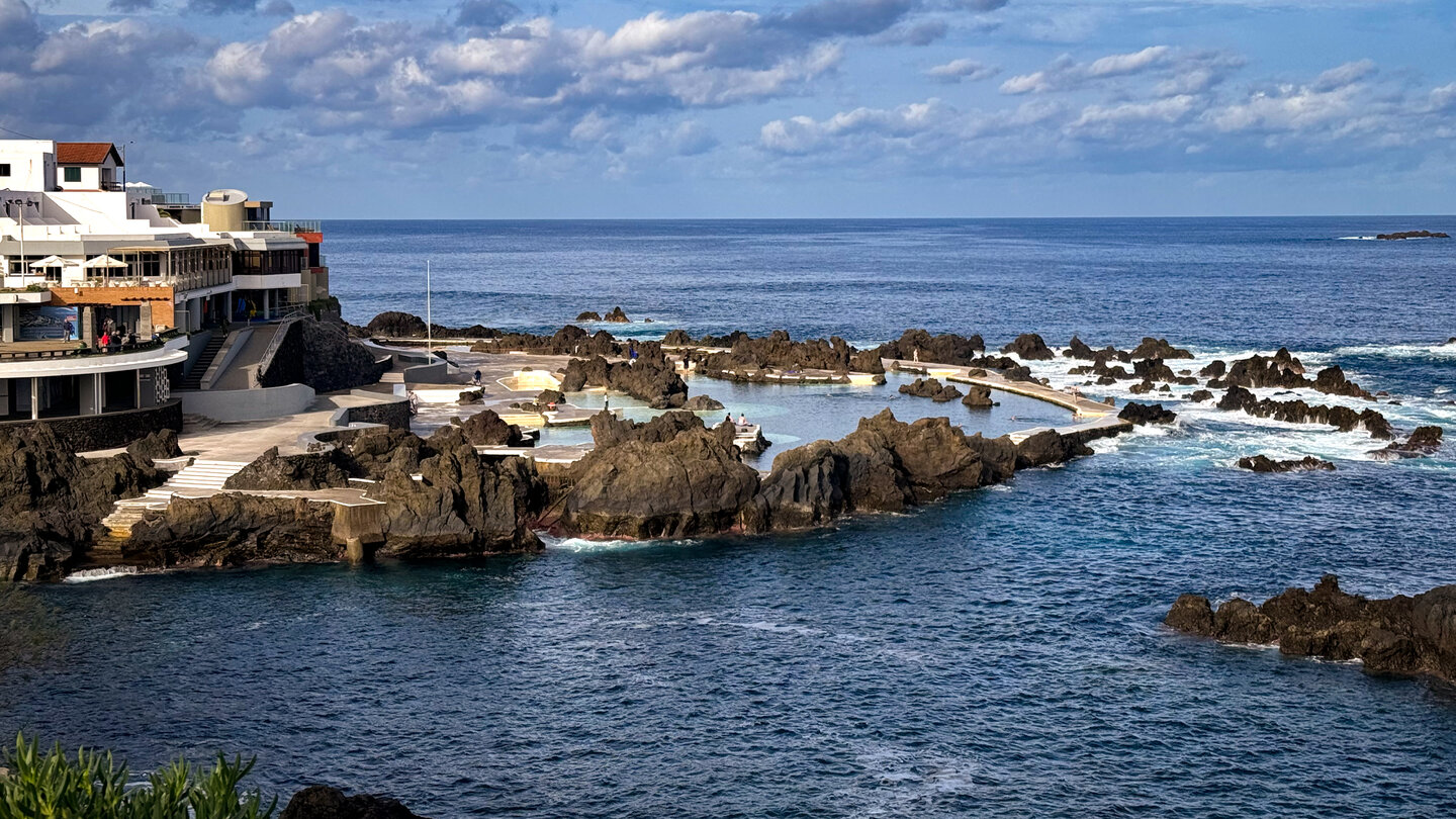 Blick auf das Naturschwimmbad in Porto Moniz auf Madeira Blick auf das Naturschwimmbad in Porto Moniz