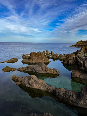 Ausblick auf den Atlantik an den Piscinas Naturais de Porto Moniz auf Madeira