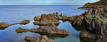 natürliche Pools zwischen den Lavafelsen an den Piscinas Naturais de Porto Moniz auf Madeira natürliche Pools zwischen den Lavafelsen an den Piscinas Naturais de Porto Moniz