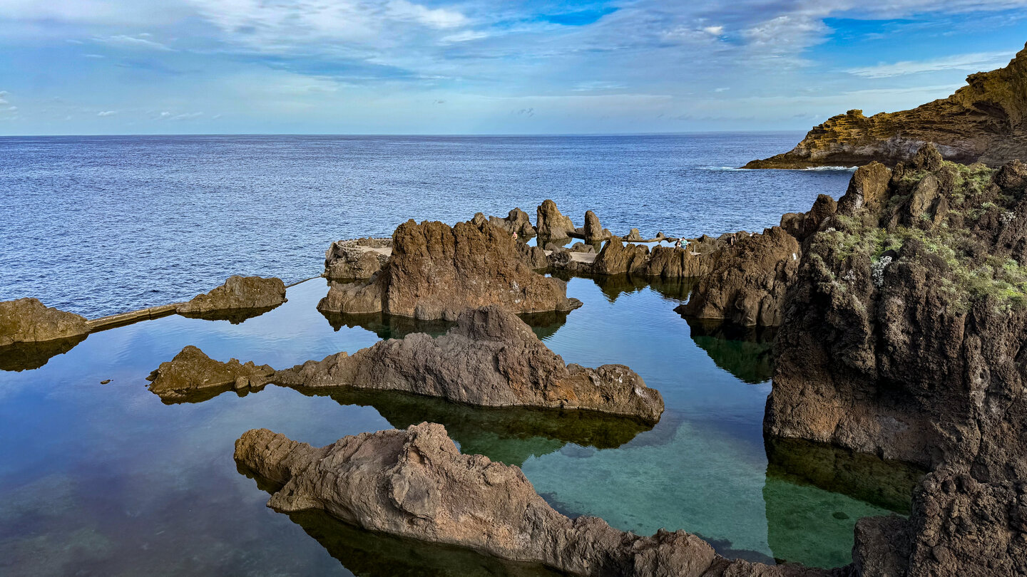 natürliche Pools zwischen den Lavafelsen an den Piscinas Naturais de Porto Moniz auf Madeira natürliche Pools zwischen den Lavafelsen an den Piscinas Naturais de Porto Moniz