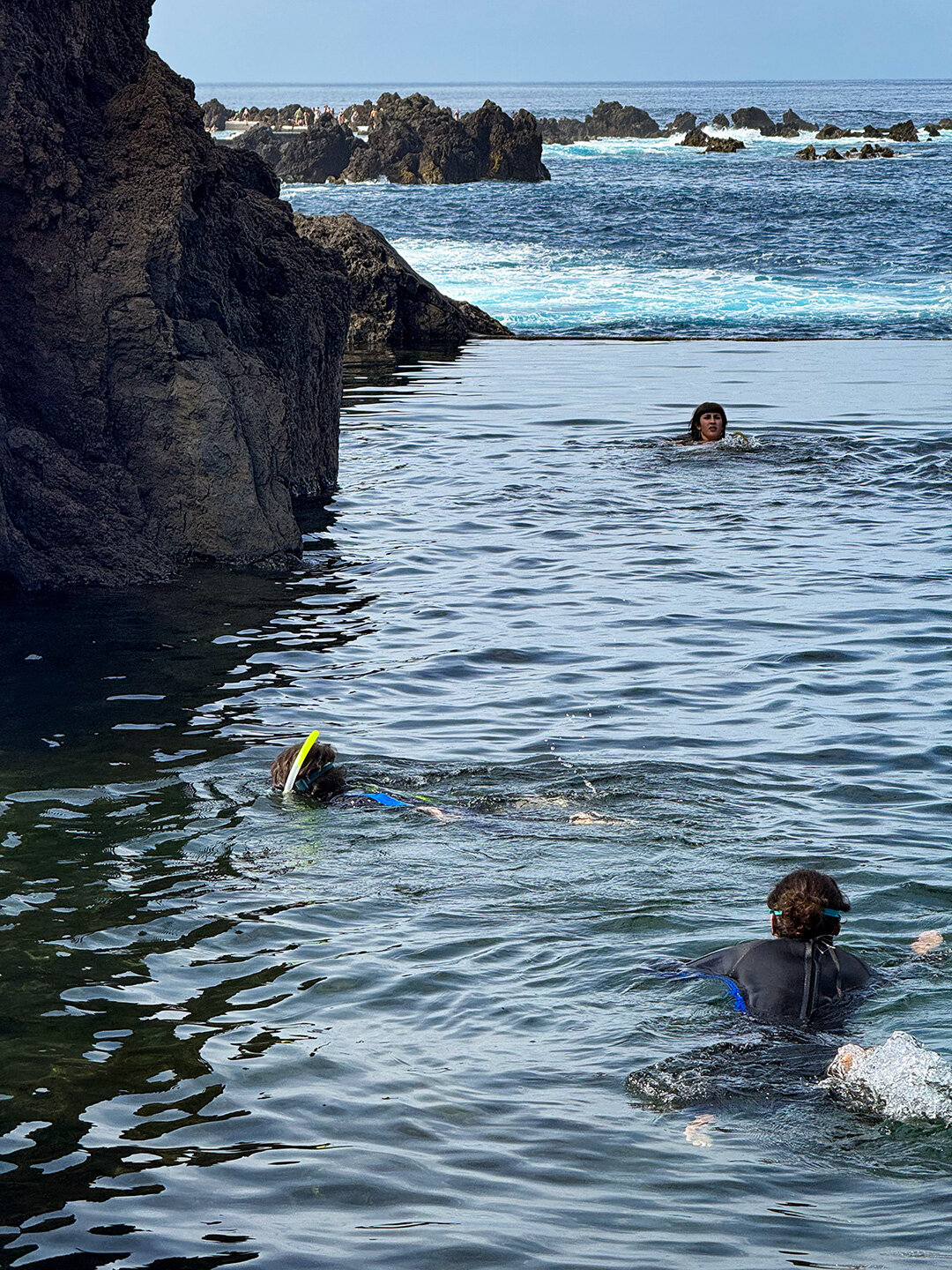 Schwimmen vor atemberaubender Naturkulisse in den Piscinas Naturais de Porto Moniz auf Madeira Schwimmen vor atemberaubender Naturkulisse in den Piscinas Naturais de Porto Moniz