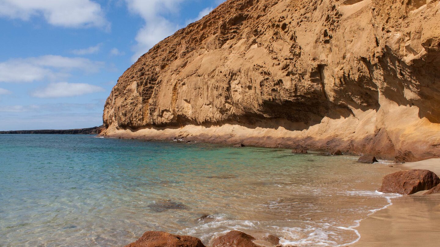 der Montaña Amarilla auf La Graciosa bildet den Abschluss der Bucht von Playa de la Cocina der Montaña Amarilla auf La Graciosa bildet den Abschluss der Bucht von Playa de la Cocina