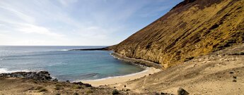 die Playa de la Cocina liegt geschützt am Fuße des Montaña Amarilla auf La Graciosa