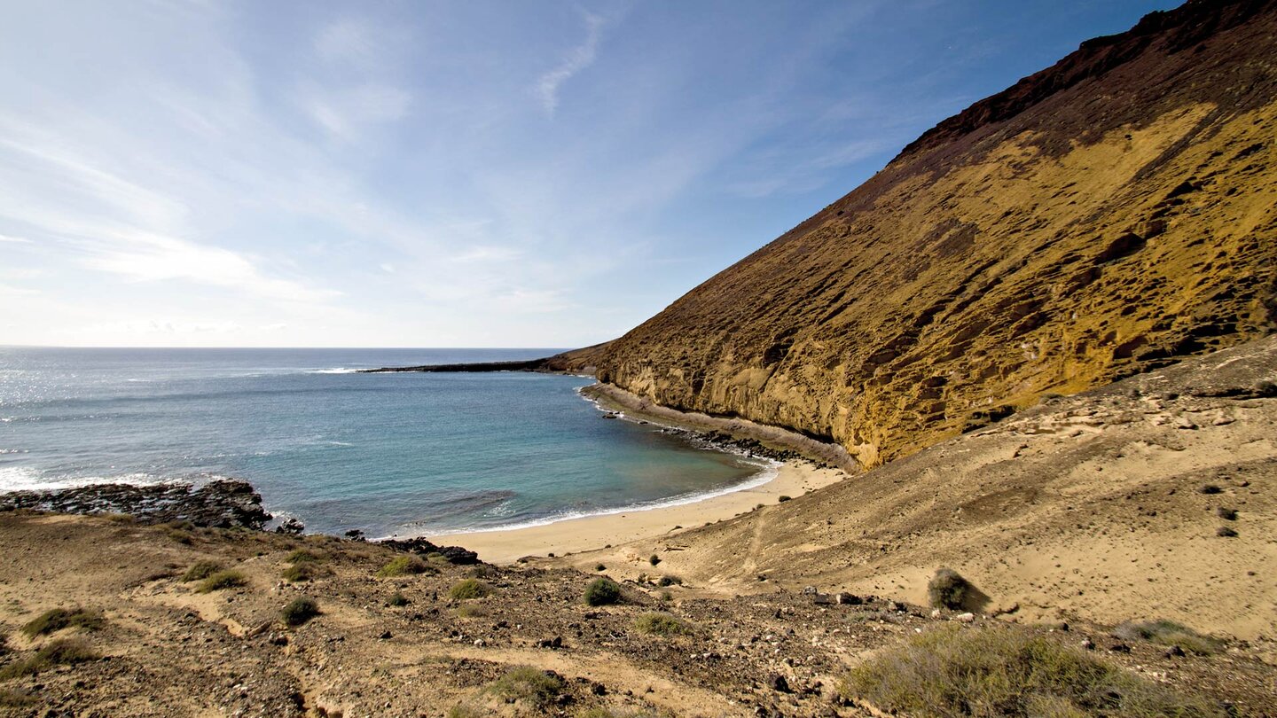 die Playa de la Cocina liegt geschützt am Fuße des Montaña Amarilla auf La Graciosa