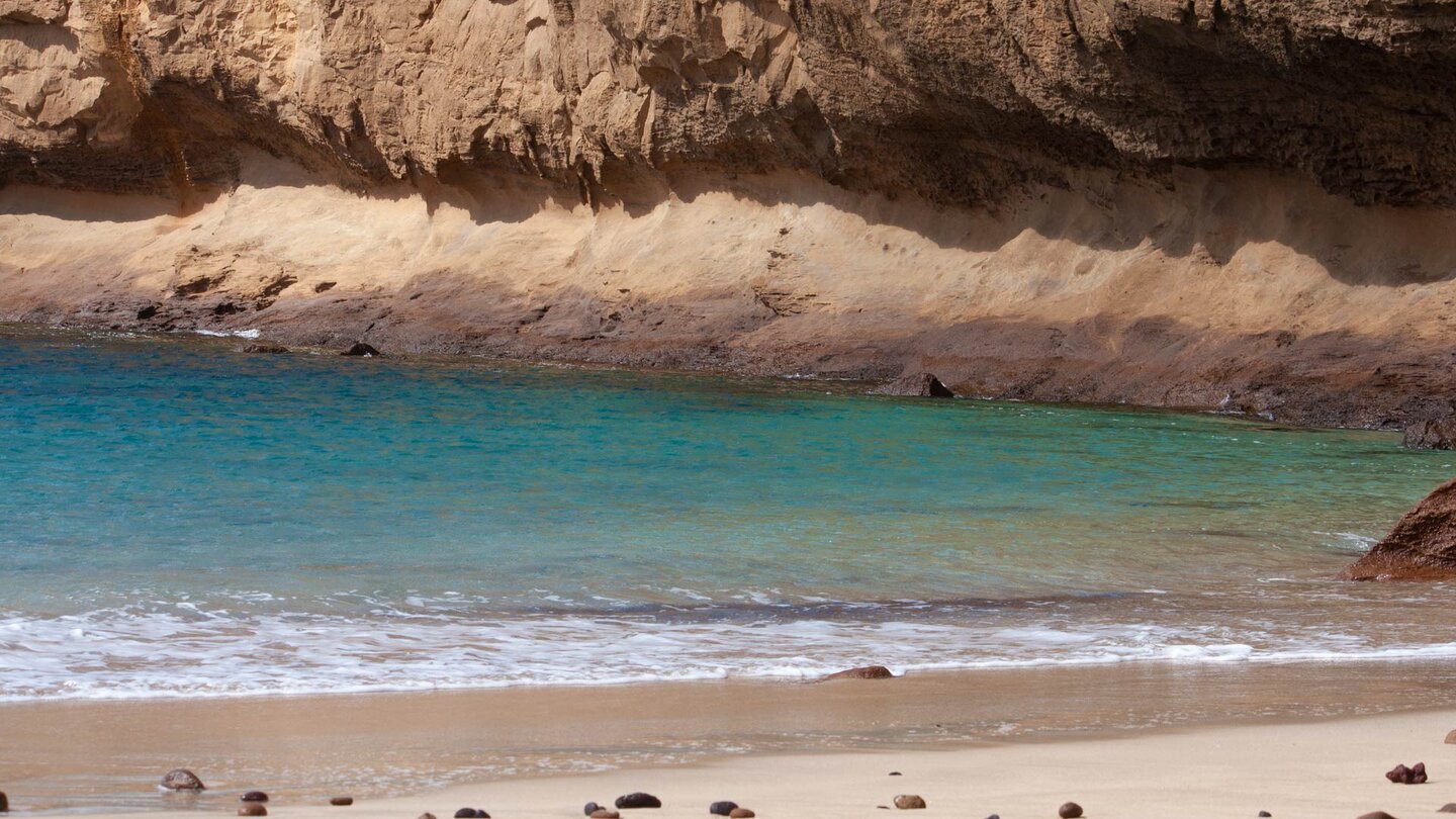 der Playa de la Cocina auf La Graciosa besticht mit seinem feinen Sand und dem türkisfarbenen Wasser
