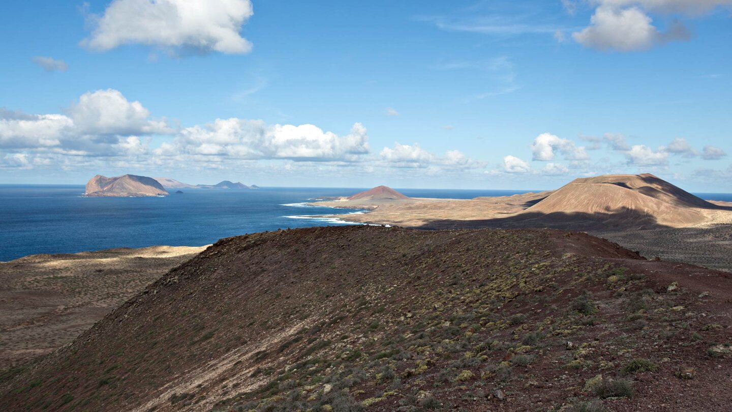 Ausblick vom Montaña Amarilla über La Graciosa