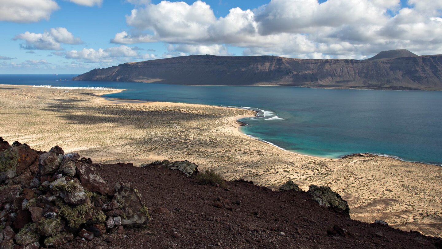 Blick vom Montaña Amarilla auf die steilen Klippen des Famara-Gebirges