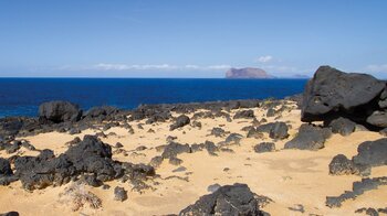 der Blick von La Graciosa auf Montaña Clara