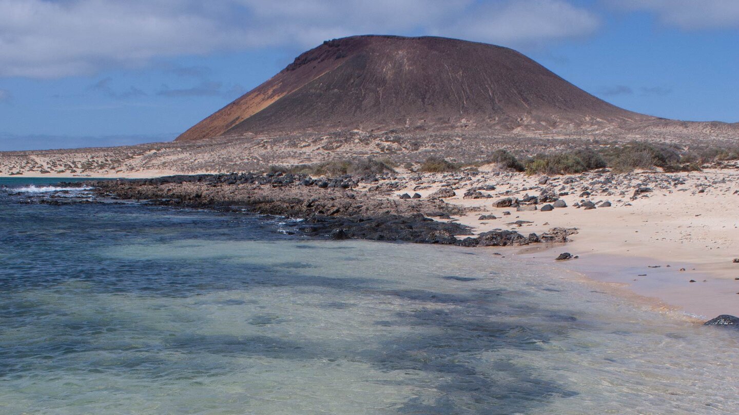 die Playa Francesa mit dem Montaña Amarilla im Hintergrund