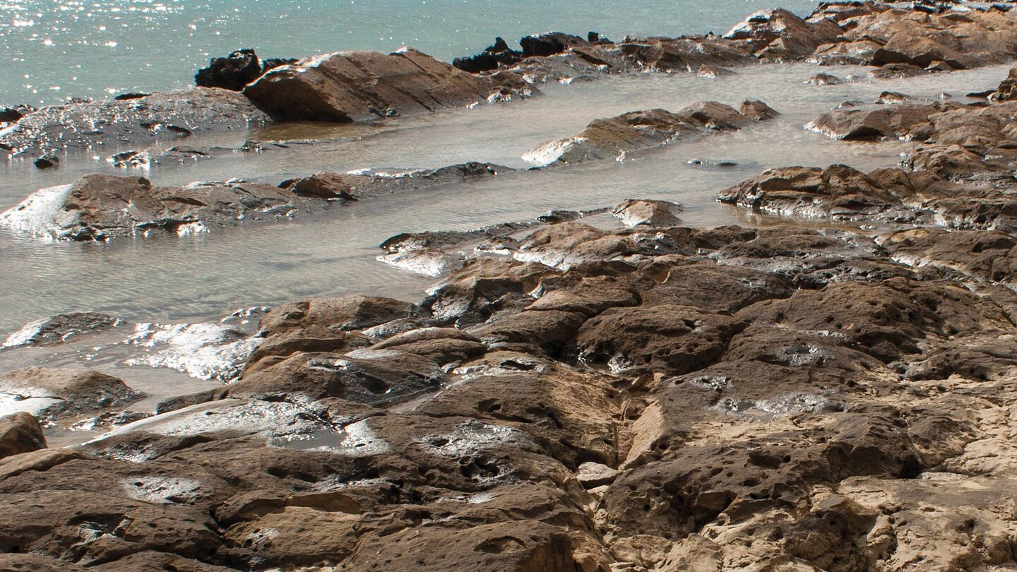 auffallende Steinformationen an der Bahía del Salado auf La Graciosa