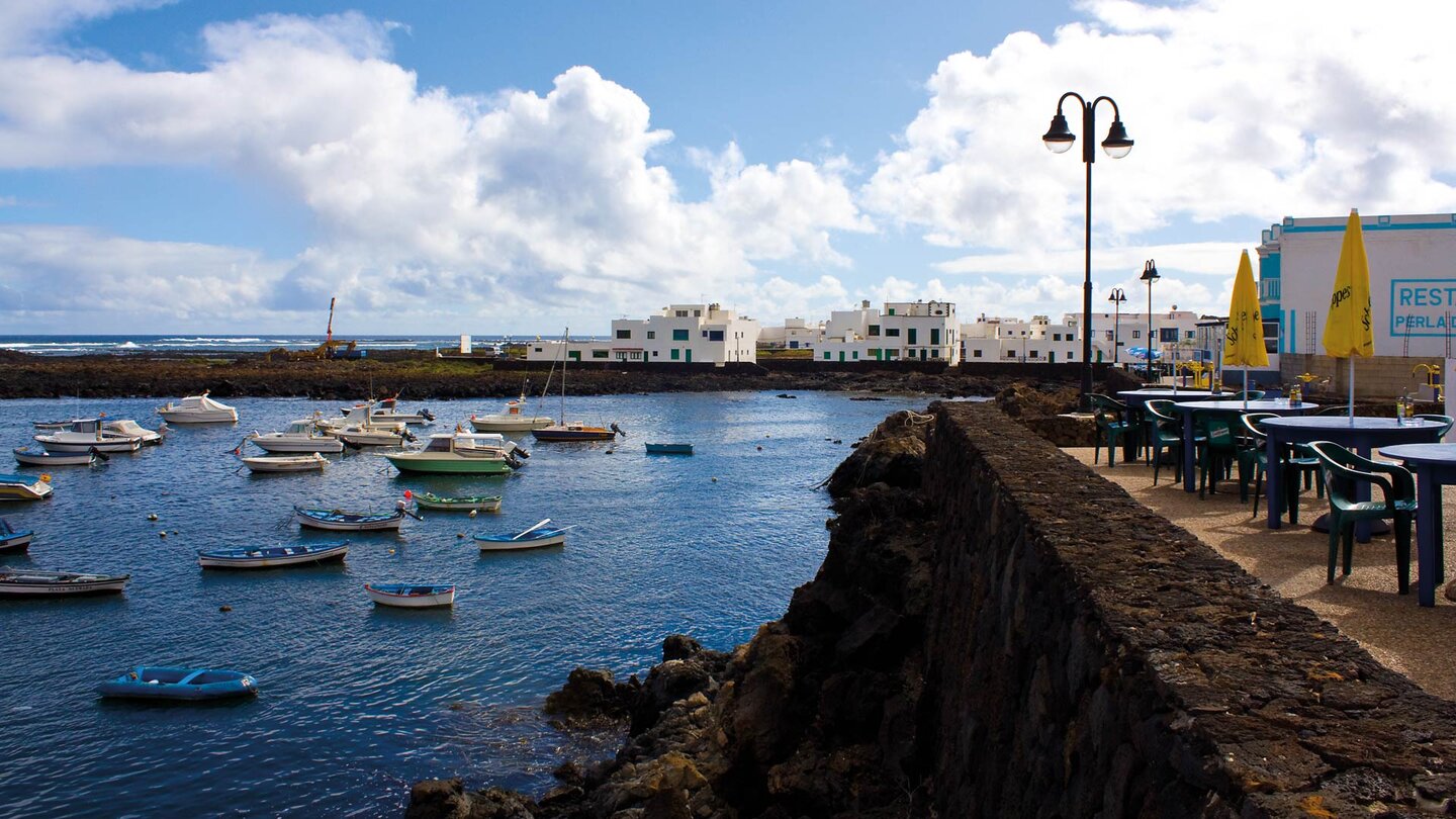 der Hafen von Órzola in der Gemeinde Haría auf Lanzarote