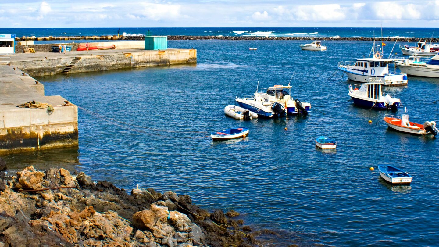 die Hafenmole und die Kaimauer im Hafen von Órzola auf Lanzarote