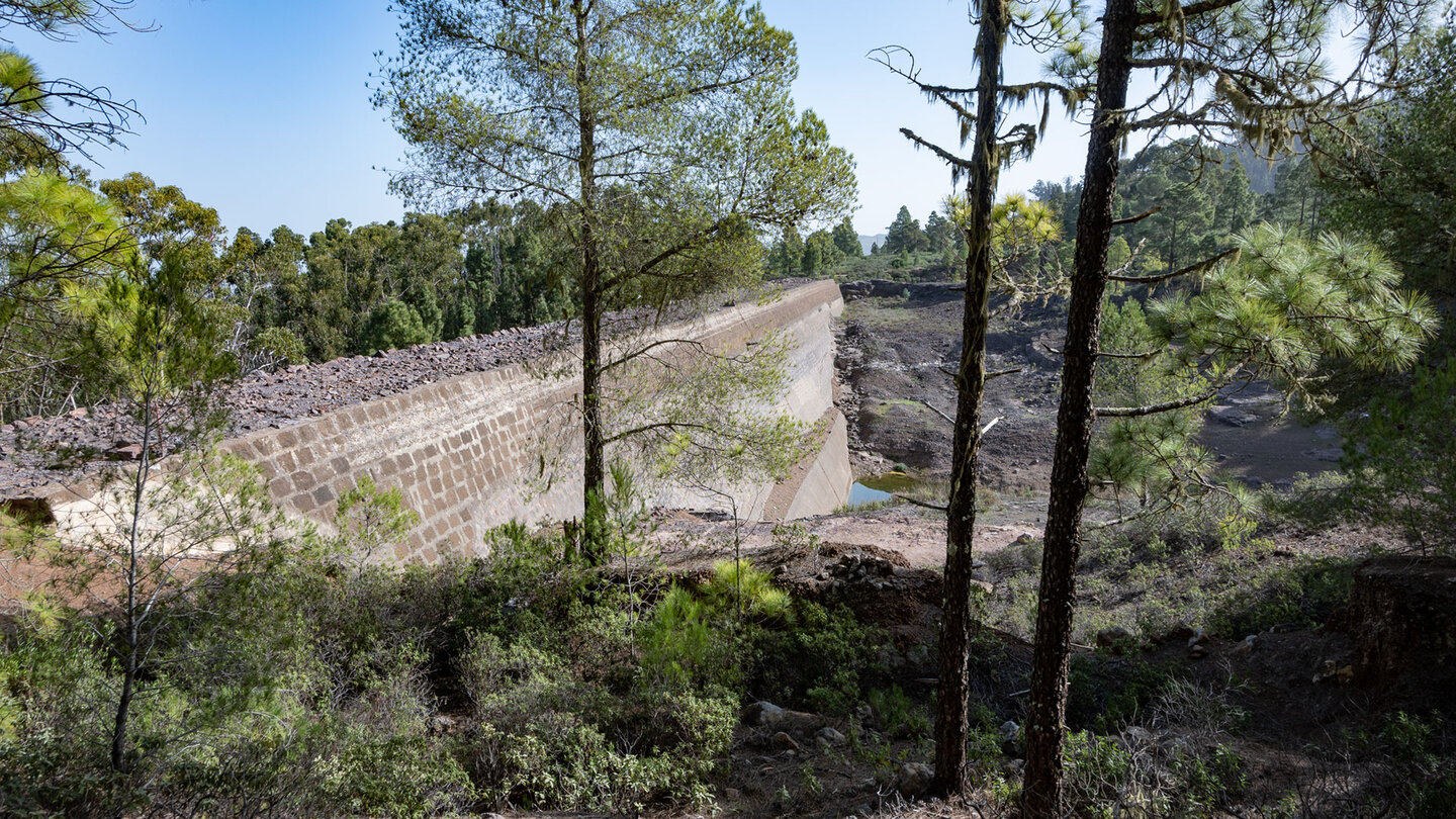 Staumauer am Stausee Presa de la Hoya - Gran Canaria