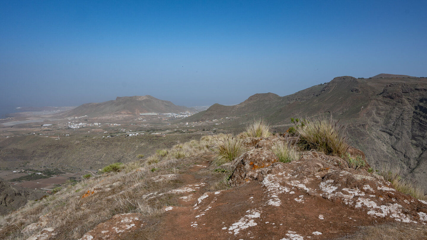 Blick über die Gipfelkuppe des Montaña Bibique
