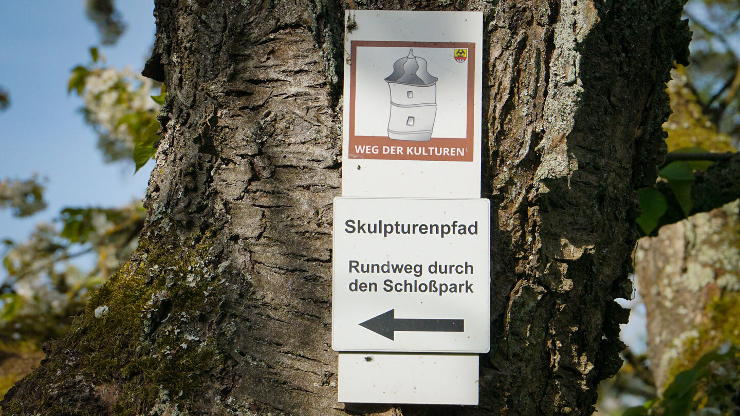Wegweiser zum Weg der Kulturen und dem Skulpturenpfad
