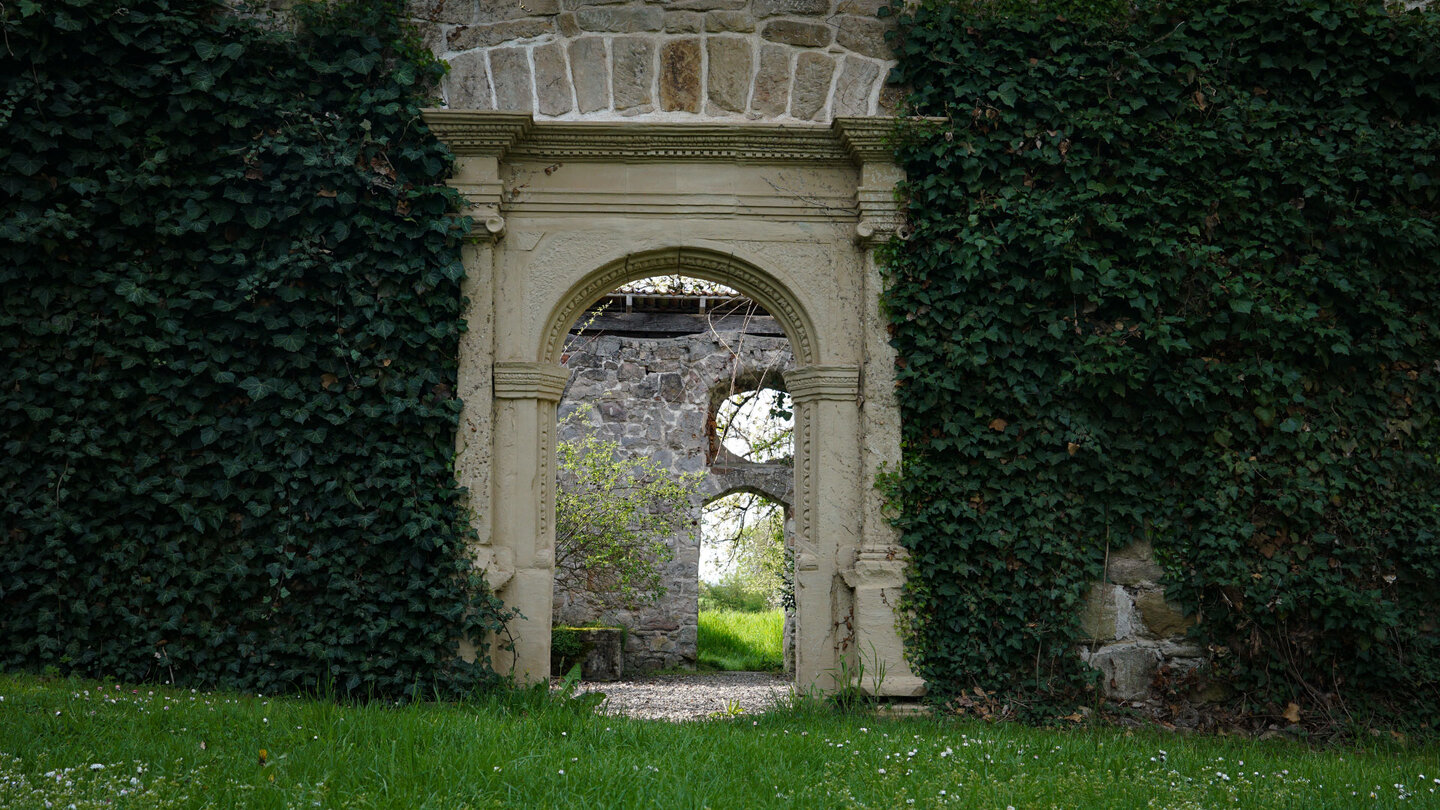 Perspektiven im Schlossgarten Kleinbardorf