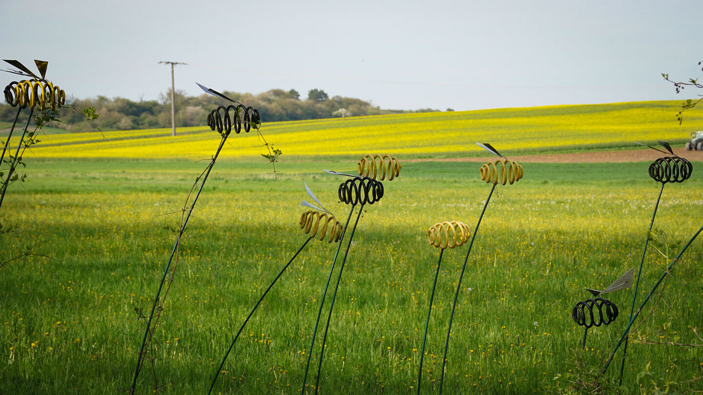 Skulpturen am Feldrand