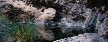 Spiegelung der Felsformationen im Charco Azul