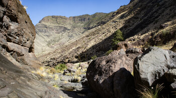 Wanderweg am Bachbetts der Risco-Schlucht