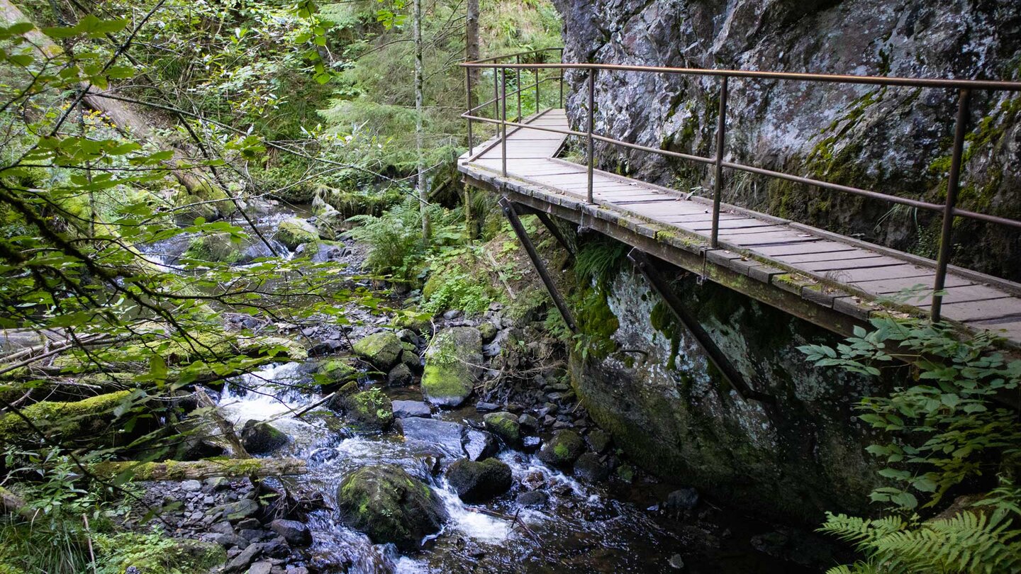 der Wanderweg über Holzstege in der Ravennaschlucht