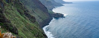 Steilküste mit der Siedlung La Fajana