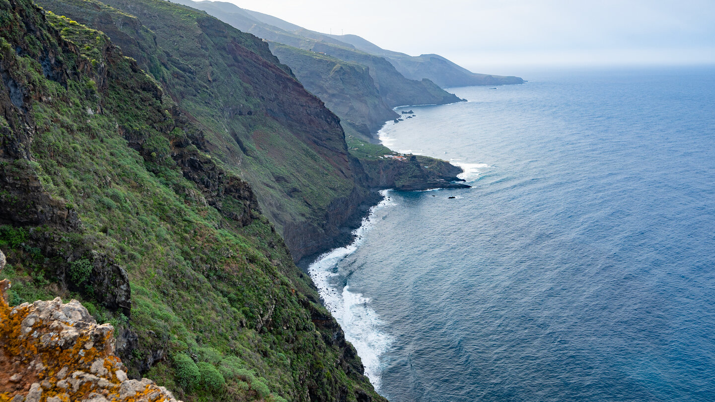 Steilküste mit der Siedlung La Fajana