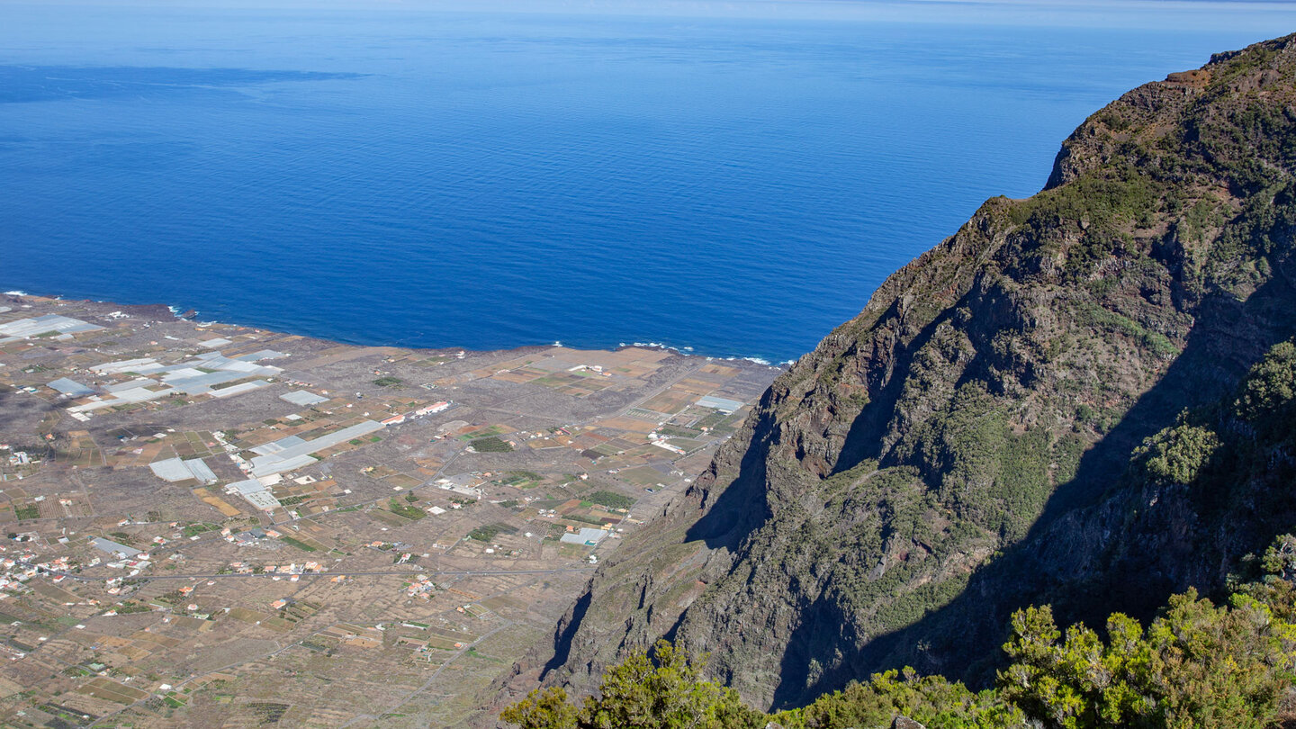 Blick entlang der Wanderung über die Steilwände des Risco de Tibataje aufs El Golfo Tal