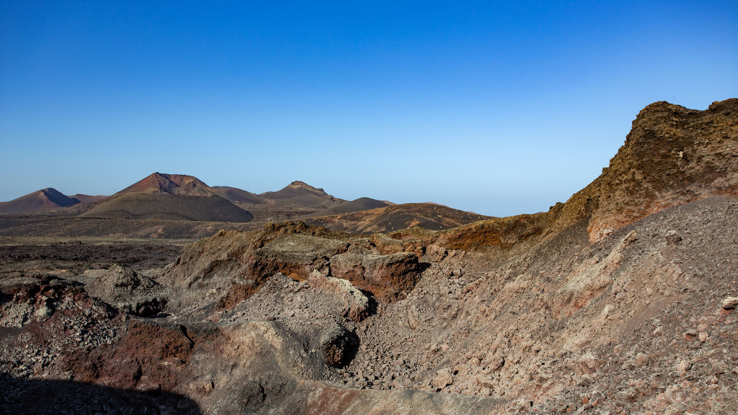 Blick über den Krater des Montaña de las Nueces zum Montaña Señalo und Pico Partido