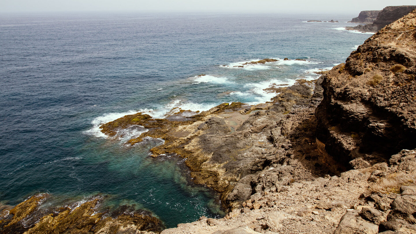 Blick entlang der Felsklippen an der Westküste Fuerteventuras