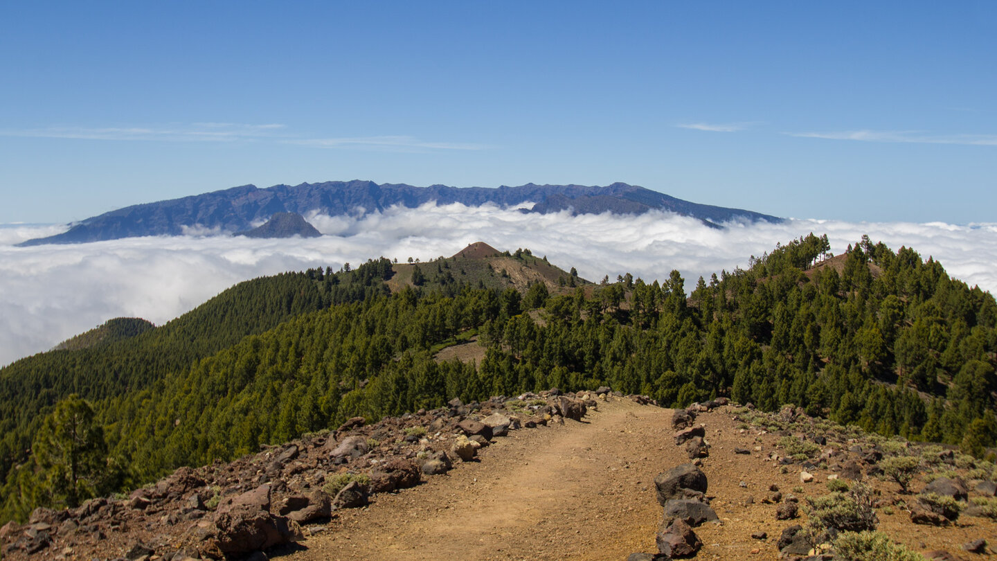 Blick von der Hochebene der Cumbre Vieja über die Gipfelkette zur Caldera de Taburiente