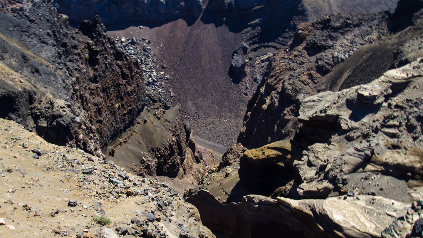 Gesteinsschichtungen im Krater Hoyo Negro